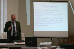 Dr. Hans-Peter Karp bei seinem Vortrag zur Doppelveranlagung von Zuchtpferden. Foto: Wego